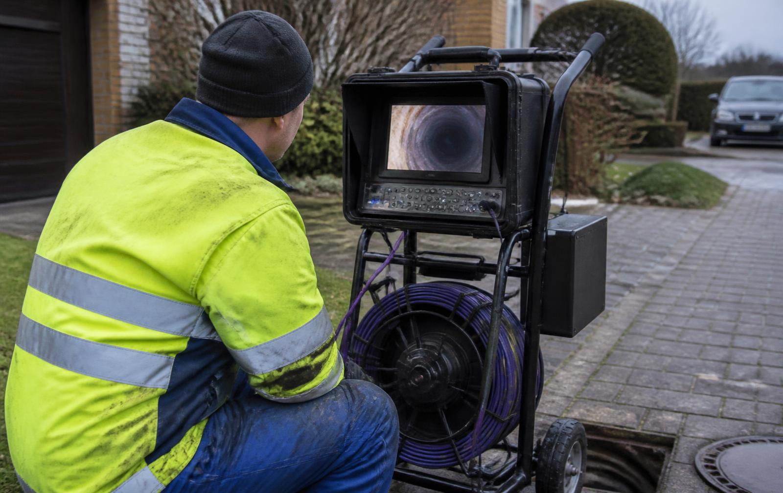 Kanaltechniker beurteilt die Kamerabefahrung einer Abwasserleitung am Monitor